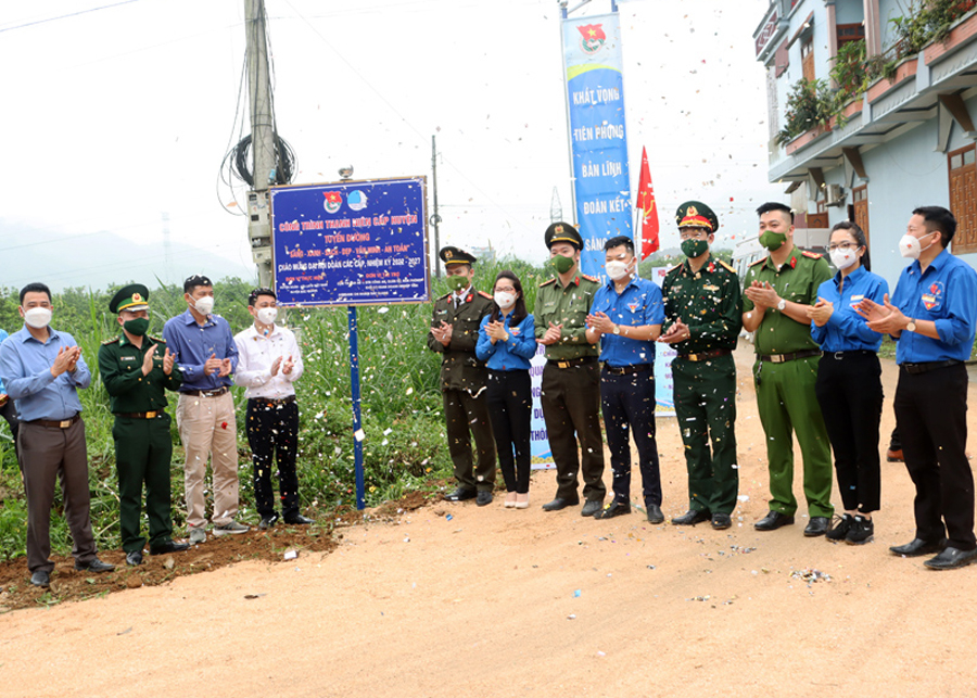 Khánh thành công trình “Thắp sáng đường quê, giữ gìn an ninh trật tự” tại thôn An Xuân, xã Đồng Tiến do Cụm thi đua số 1 tài trợ.
