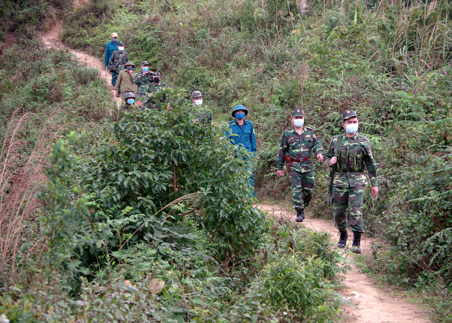 Cán bộ, chiến sĩ Đồn Biên phòng Bạch Đích (Yên Minh) phối hợp với dân quân địa phương tuần tra bảo vệ biên giới.