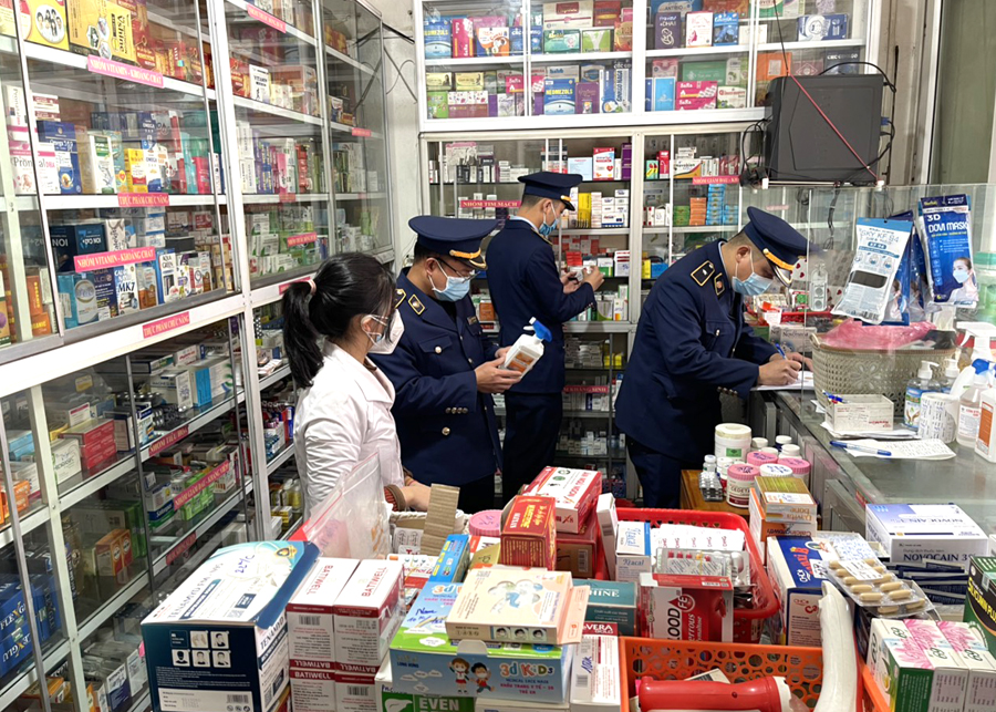 Đội Quản lý thị trường số 3 kiểm tra mặt hàng thuốc tân dược trên địa bàn huyện Bắc Quang. 					Ảnh: CTV
