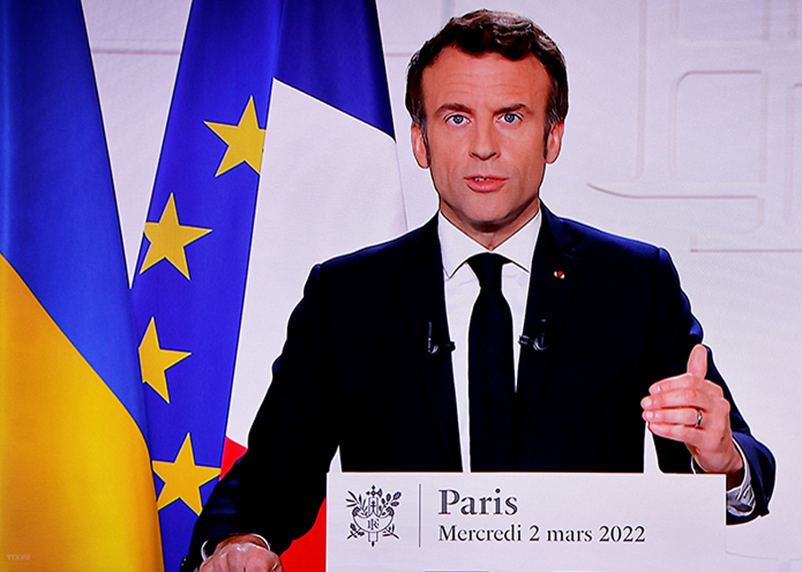 Tổng thống Pháp Emmanuel Macron phát biểu trên truyền hình ở Paris, Pháp, ngày 2/3/2022.