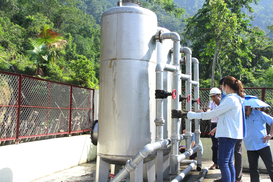 Cán bộ Trung tâm Nước sinh hoạt và Vệ sinh môi trường nông thôn kiểm tra công trình cấp nước sinh hoạt trung tâm xã Ngọc Linh (Vị Xuyên).

