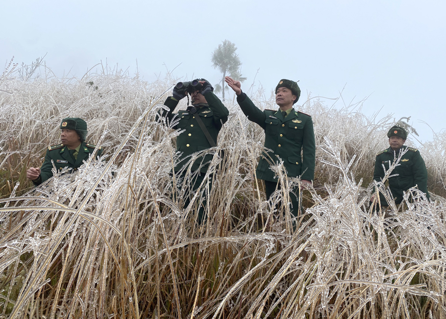 Cán bộ, chiến sĩ Đồn Biên phòng Lũng Cú (Đồng Văn) tuần tra kiểm soát biên giới trong thời tiết khắc nghiệt.
