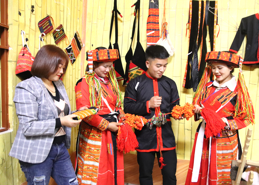 Nhà sinh hoạt cộng đồng thôn Minh Thượng, xã Tân Lập (Bắc Quang) góp phần “giữ lửa” bản sắc văn hóa đồng bào Pà Thẻn. 										           Ảnh: TƯ LIỆU
