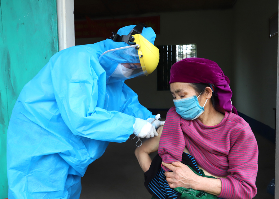 Tiêm vắc xin phòng Covid - 19 cho người dân thôn Cho Do, xã Cán Chu Phìn.