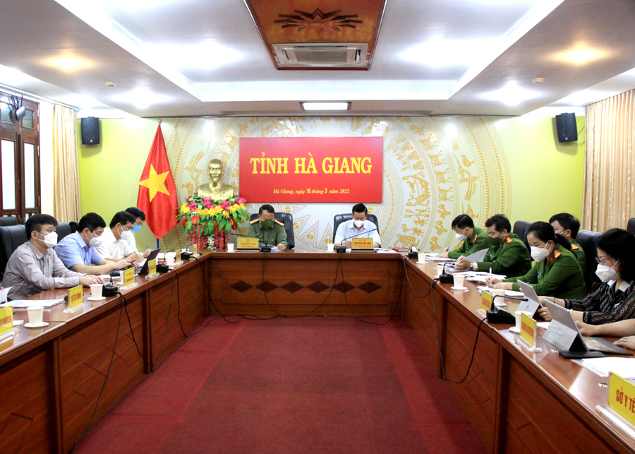 Đồng chí Nguyễn Văn Sơn, Phó Bí thư Tỉnh ủy, Chủ tịch UBND tỉnh và các đại biểu dự hội nghị tại điểm cầu của tỉnh