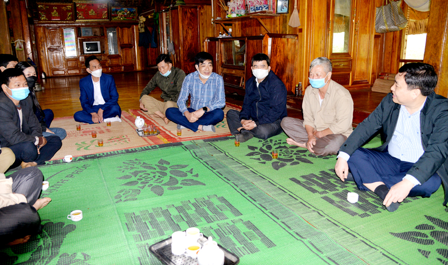 Phó Bí thư Tỉnh ủy Nguyễn Mạnh Dũng trao đổi với Bí thư các chi bộ thôn, xã Trung Thành.

