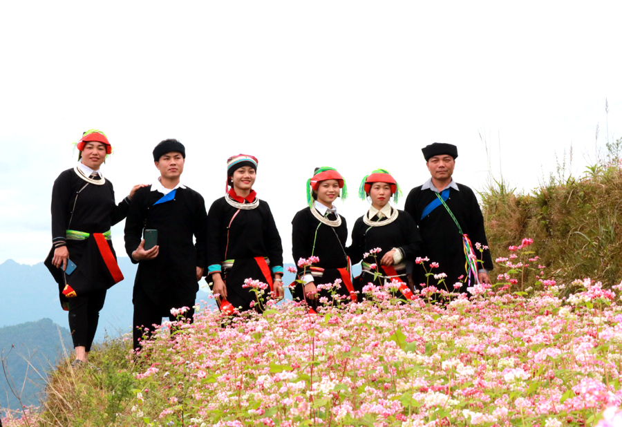 Những chàng trai, cô gái dân tộc Dao trong trang phục truyền thống.
