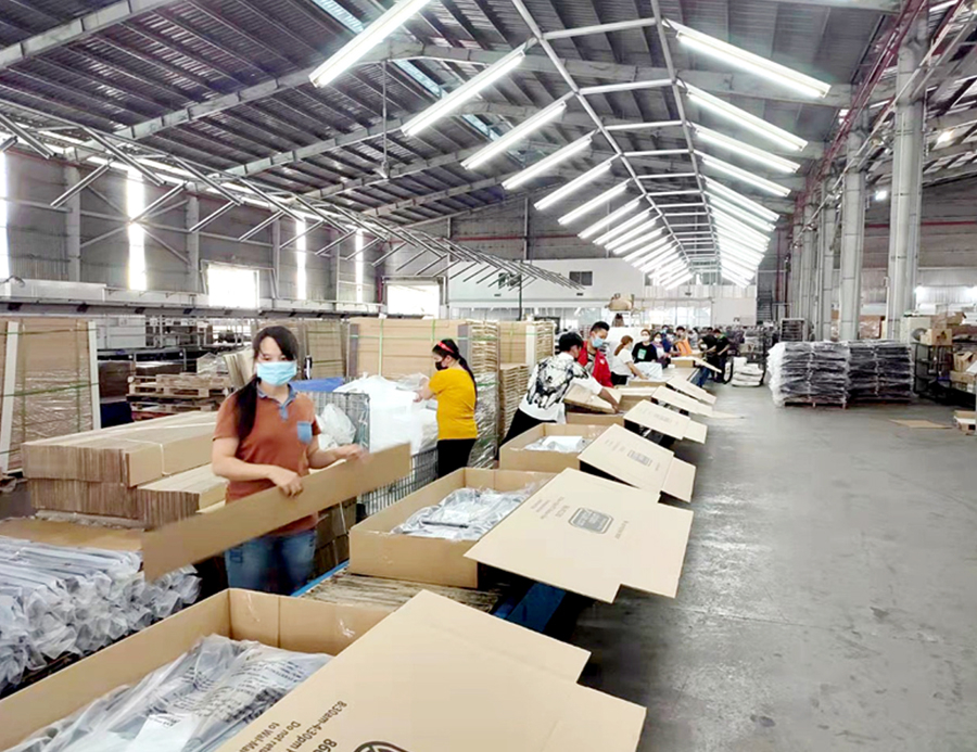Lao động Hà Giang làm việc tại phân xưởng đóng gói sản phẩm tại Bình Dương.		 Ảnh: CTV