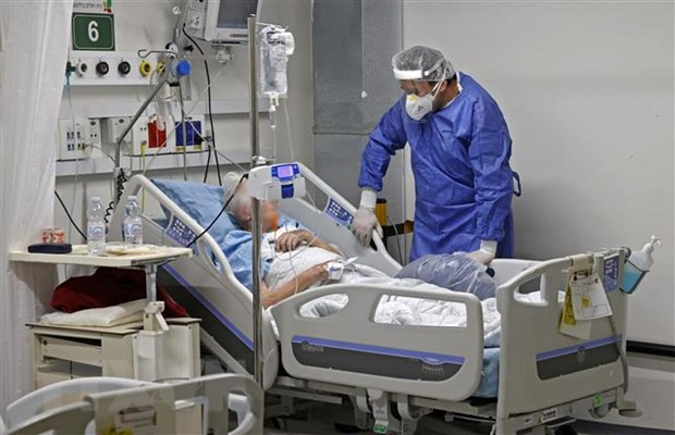 Nhân viên y tế điều trị cho bệnh nhân COVID-19 tại trung tâm y tế bệnh viện Beilinson ở thành phố Petah Tikva, Israel ngày 1/2/2022. 