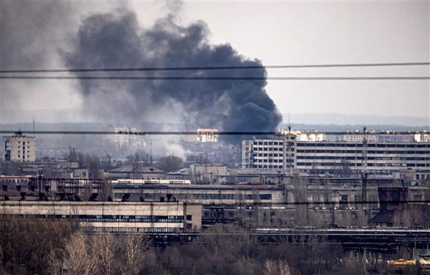 Khói bốc lên từ thành phố Severodonetsk, vùng Donbass, trong xung đột Nga-Ukraine ngày 6/4/2022. 