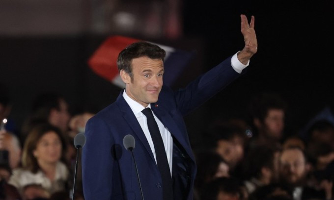Tổng thống Macron vẫy tay với người ủng hộ ở thủ đô Paris hôm 24/4.