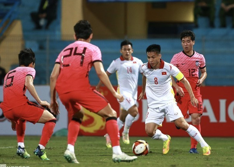 Đội trưởng Đỗ Hùng Dũng đi bóng trong trận giao hữu thắng U20 Hàn Quốc 1-0 ngày 22/4, tại Hà Nội.