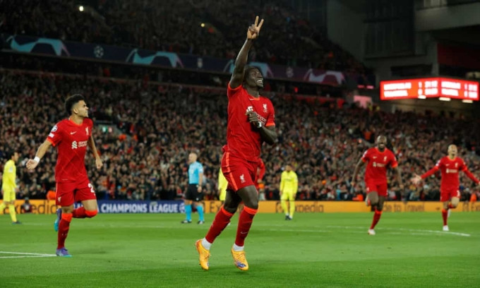 Sadio Mane mừng bàn ấn định thắng lợi 2-0 trước Villarreal, trên sân Anfield, Liverpool, Anh tối 27/4. 