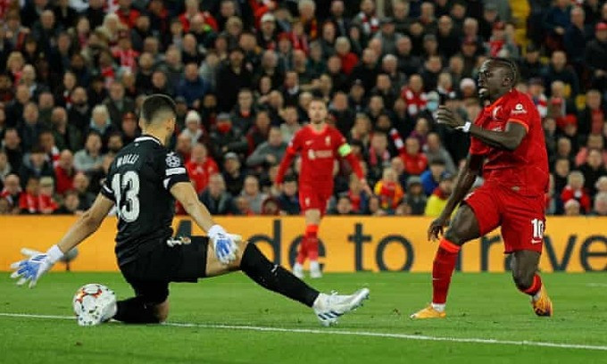 Mane chích bóng qua sườn thủ môn Rulli trong bàn thứ hai của Liverpool.