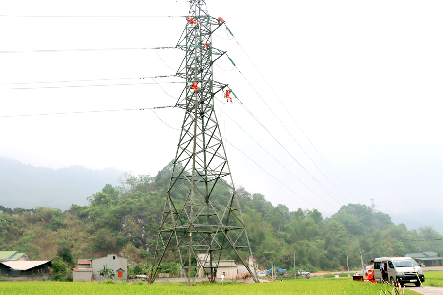 Đội Quản lý vận hành lưới điện cao thế Công ty Điện lực Hà Giang diễn tập thay thế sứ trạm biến áp cao thế, tại xã Phương Tiến (Vị Xuyên).
