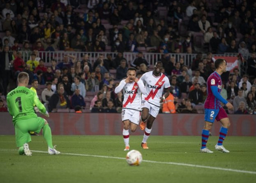 Garcia (áo trắng, trái) mừng bàn mở tỷ số tại Camp Nou ngày 24/4.