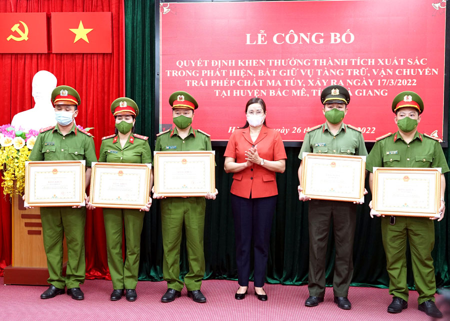 Phó Chủ tịch Hà Thị Minh Hạnh trao Bằng khen của Chủ tịch UBND tỉnh cho các cá nhân, tập thể có thành tích xuất sắc trong chuyên án.

