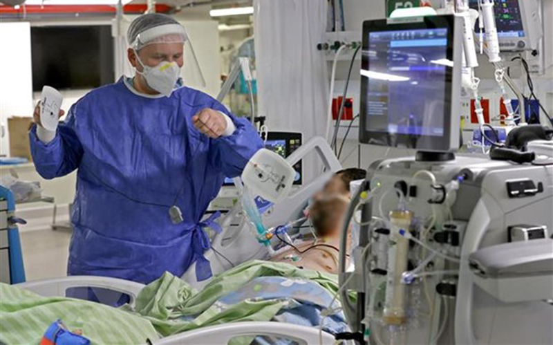 Nhân viên y tế điều trị cho bệnh nhân Covid-19 tại bệnh viện ở Petah Tikva, Israel ngày 1/2 vừa qua.