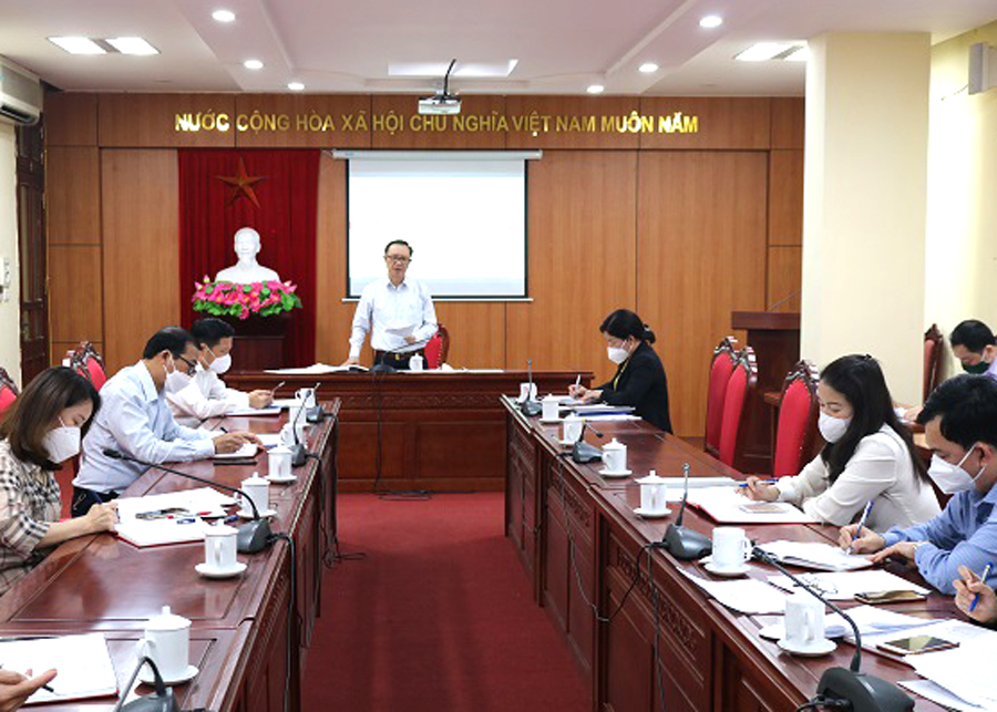 Chủ tịch HĐND tỉnh Thào Hồng Sơn phát biểu kết luận phiên họp.

