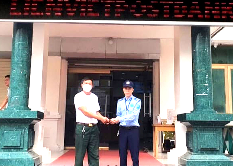 Anh Nguyễn Viết Xuân (bên phải) trao số tiền 2,7 triệu đồng nhặt được cho anh Nguyễn Văn Tấn đánh rơi trước đó (ảnh CTV)