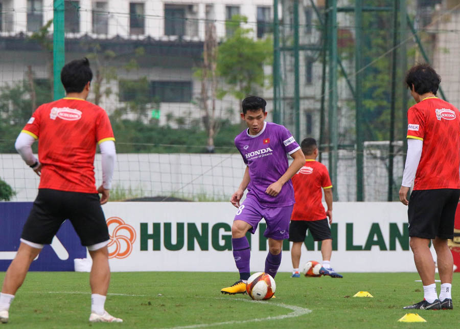 Hai Long trên sân tập cùng đội tuyển U23 Việt Nam chiều 25/4. 