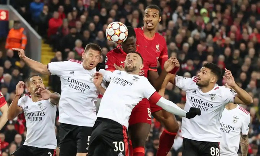 Hàng thủ Benfica bất lực trước chiều cao của cặp trung vệ Liverpool ở bàn mở tỷ số.
