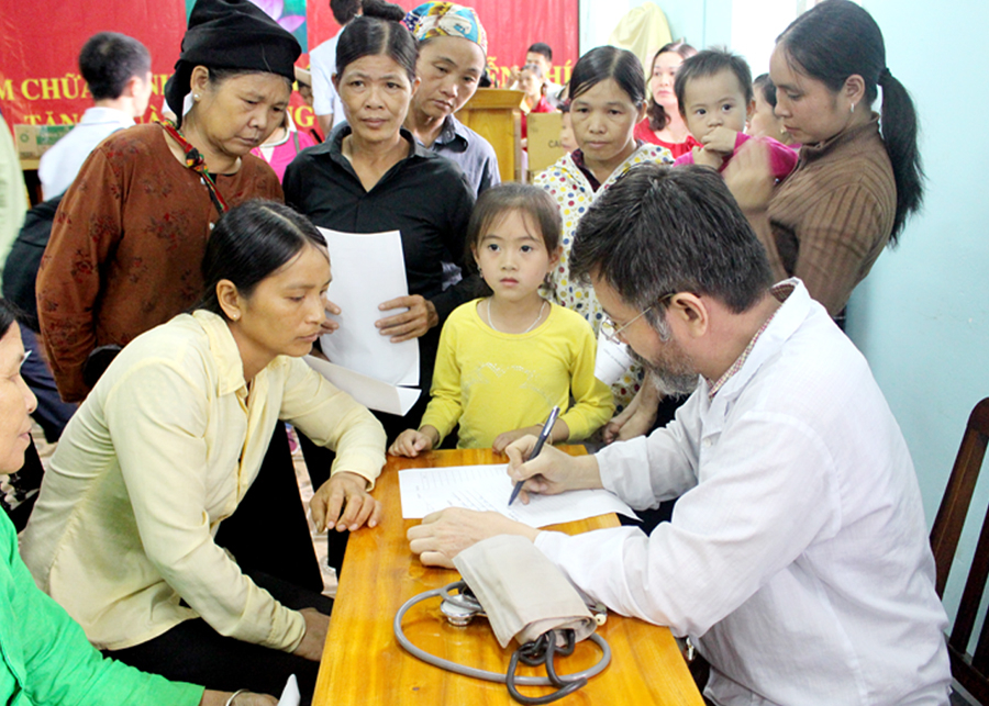 Khám sức khỏe cho bà mẹ, trẻ em tại xã Lạc Nông (Bắc Mê).				 Ảnh: Tư liệu
