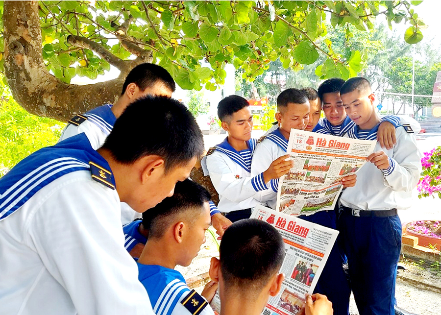 Đọc Báo Hà Giang ở đảo Sơn Ca.

