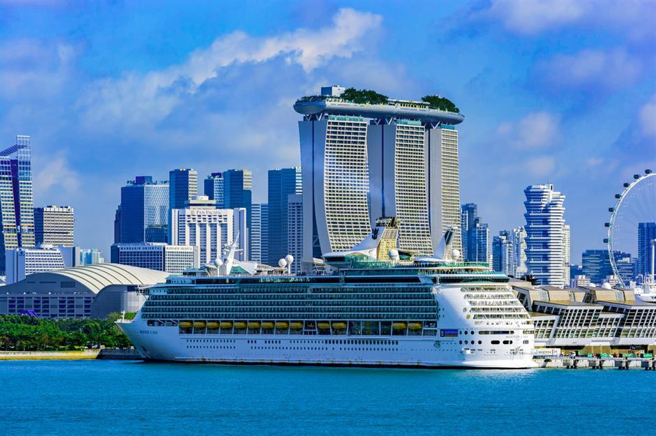 2. Cảng Singapore, Singapore: Cảng Singapore là một trong những cảng lớn nhất thế giới, nơi đón tiếp hàng nghìn tàu biển cập bến mỗi ngày. Cảng gồm hai cơ sở đặt bến tại Trung tâm Du thuyền Singapore và Trung tâm Du thuyền Vịnh Marina, nằm cạnh Bến tàu Nam Marina. Vị trí của cảng gần với các điểm tham quan như đảo Sentosa, Gardens by the Bay, Chinatown và Marina Bay Sands.