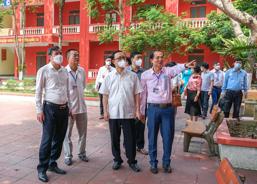 Đoàn khảo sát BCĐ 35 Học viện Chính trị Quốc gia Hồ Chí Minh và các đồng chí lãnh đạo tỉnh kiểm tra cơ sở, vật chất của trường Chính trị tỉnh.
