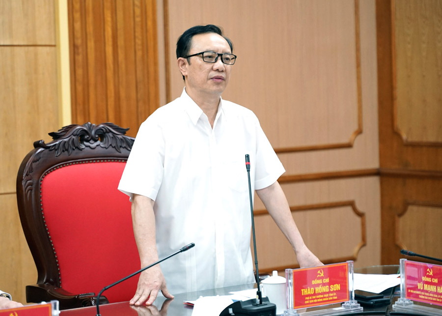 Phó Bí thư Thường trực Tỉnh ủy Thào Hồng Sơn phát biểu tại buổi làm việc.
