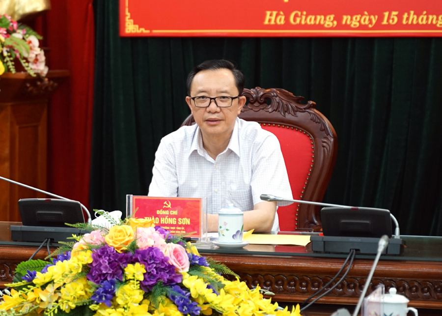 Phó Bí thư Thường trực Tỉnh ủy, Chủ tịch HĐND tỉnh Thào Hồng Sơn chủ trì hội nghị tại điểm cầu tỉnh Hà Giang.
