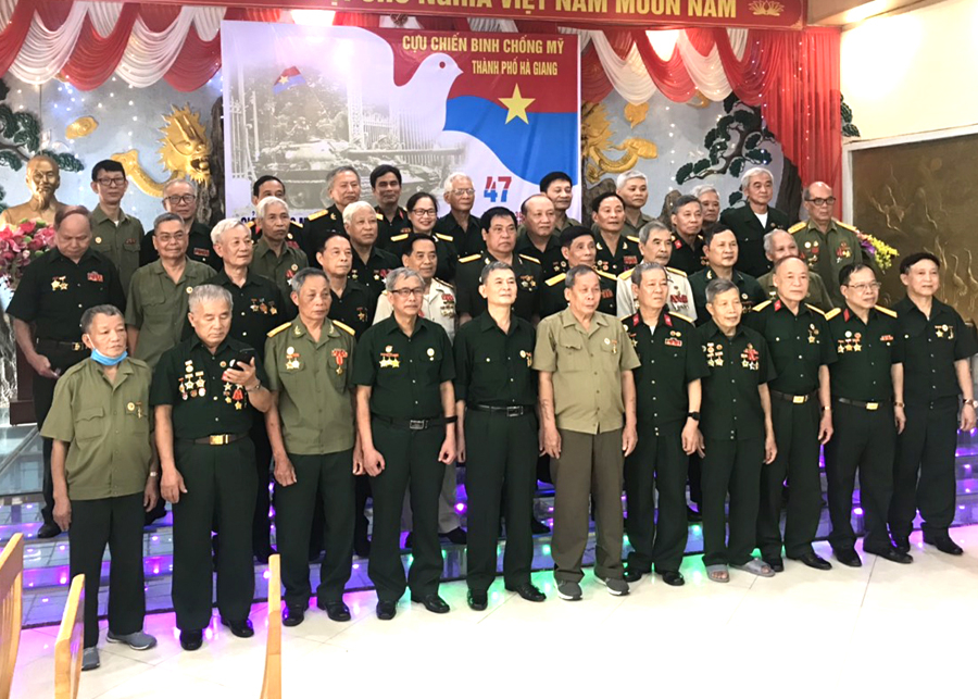 Các CCB kháng chiến chống Mỹ thành phố Hà Giang gặp mặt nhân kỷ niệm 47 năm thống nhất đất nước. 				Ảnh: BIỆN LUÂN
