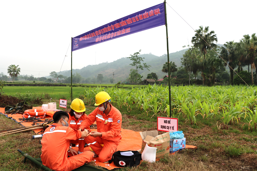 Điện lực Vị Xuyên diễn tập xử lý băng bó vết thương ngay hiện trường, tại xã Trung Thành (Vị Xuyên).
