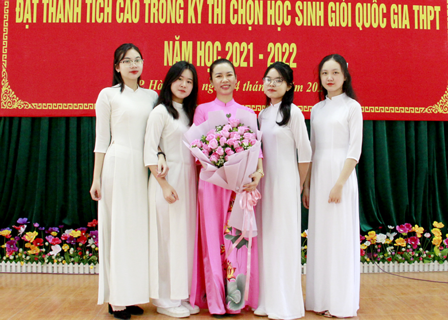 Cô giáo Chu Hồng Vân và 4 học trò xuất sắc đạt giải trong kỳ thi chọn Học sinh giỏi quốc gia THPT năm học 2021 - 2022 môn Ngữ Văn.
