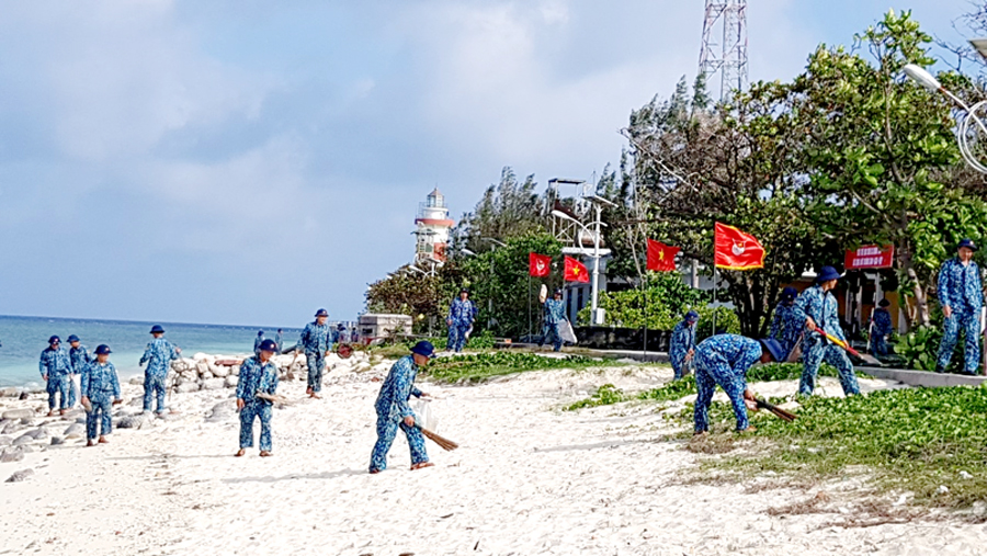 Cán bộ, chiến sỹ đảo Sơn Ca thu gom rác thải biển.

