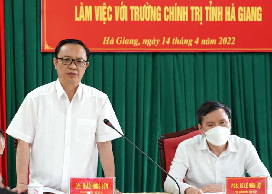 Phó Bí thư Thường trực Tỉnh ủy, Chủ tịch HĐND tỉnh phát biểu tại buổi làm việc.
