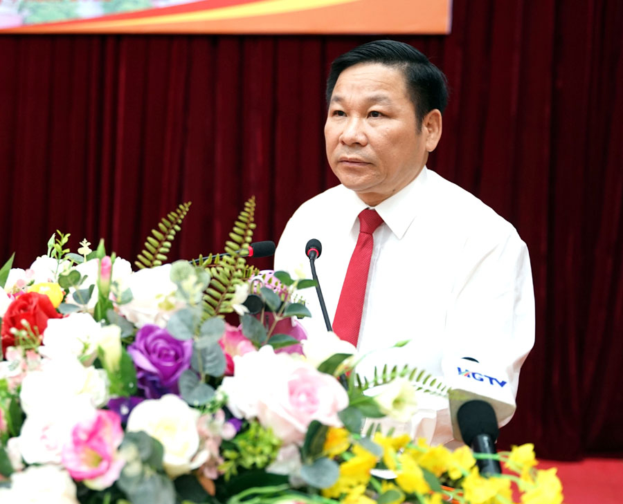 Phó Chủ tịch HĐND tỉnh Hoàng Văn Vịnh phát biểu tại hội nghị.
