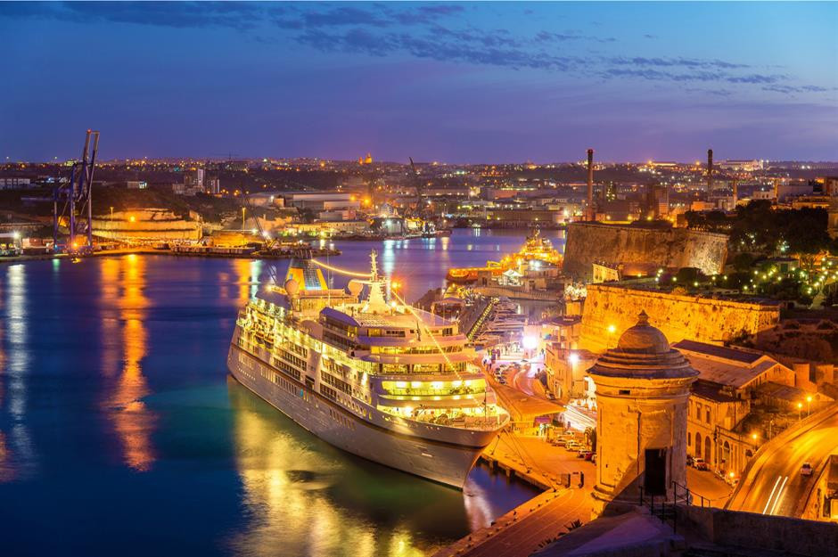 4. Cảng Valletta, Malta: Cảng Valletta kéo dài khoảng 3,6 km trong đất liền trên đảo Malta. Đến bến cảng, du khách có thể khám phá các địa điểm bên bờ sông với ẩm thực độc đáo, những địa chỉ mua sắm, giải trí cùng một số điểm ngắm cảnh ấn tượng nhìn ra toàn cảnh đảo và kiến trúc cổ kính mang tính biểu tượng.