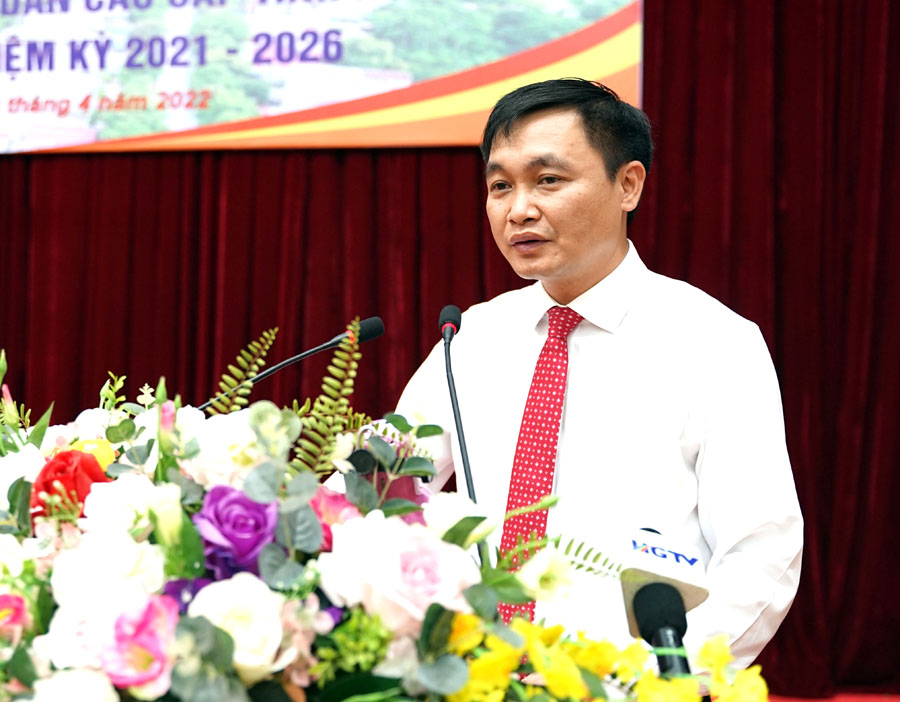 Bí thư Huyện ủy, Chủ tịch HĐND huyện Vị Xuyên Đỗ Anh Tuấn phát biểu tại hội nghị.
