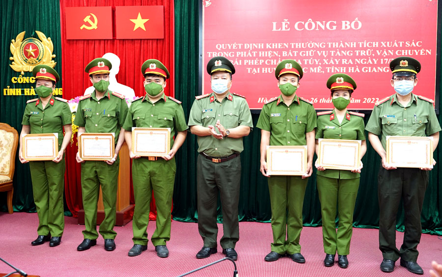 Giám đốc Công an tỉnh Phan Huy Ngọc tặng Giấy khen cho các cá nhân, tập thể có thành tích xuất sắc trong chuyên án.