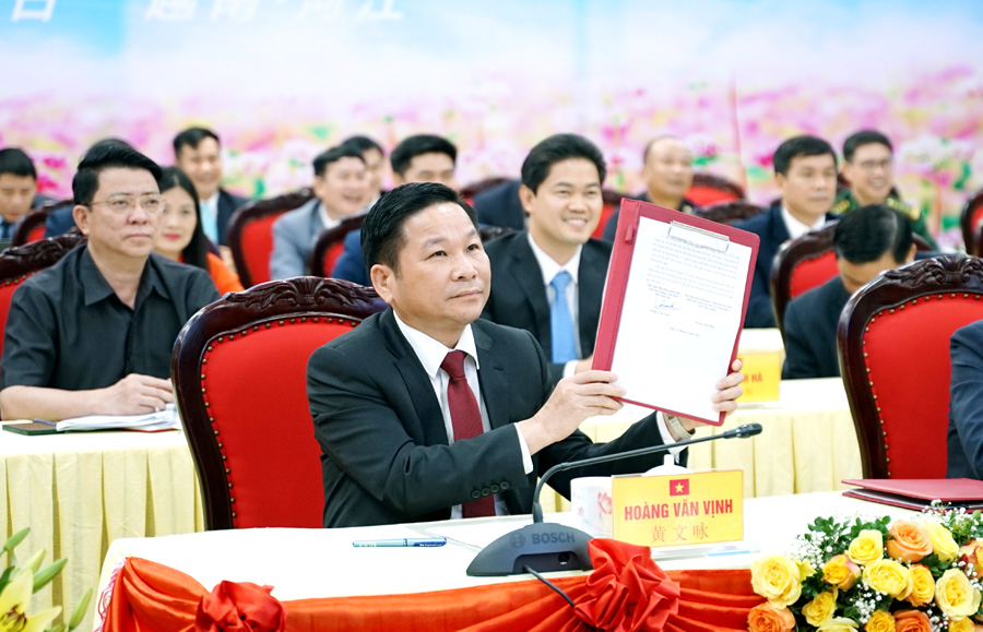 Phó Chủ tịch HĐND tỉnh Hoàng Văn Vịnh ký kết biên bản ghi nhớ thiết lập cơ chế hợp tác để cùng tiến hành thực hiện hiệu quả trong thời tới…
