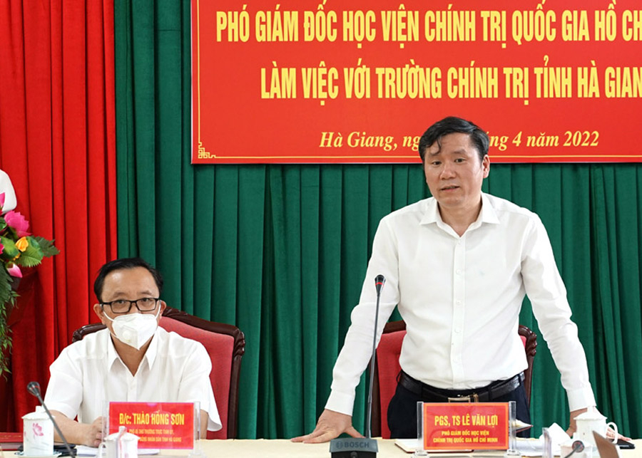 Phó Giáo sư, Tiến sỹ Lê Văn Lợi, Phó Giám đốc Học viện chính trị Quốc gia Hồ Chí Minh phát biểu tại buổi làm việc. 