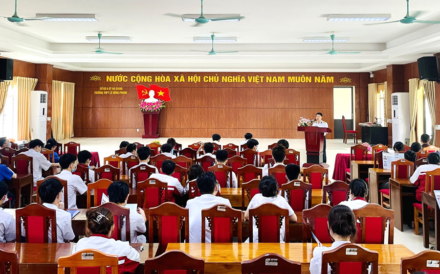 Toàn cảnh buổi tuyên truyền về biển, đảo cho học sinh tại trường THPT Lê Hồng Phong (TP. Hà Giang)