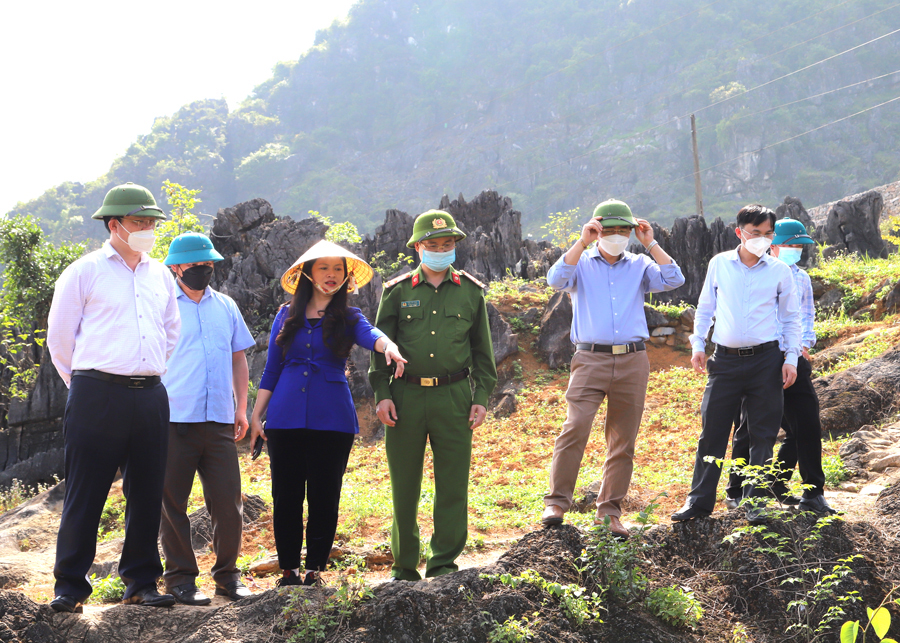 Trưởng Ban Dân vận Tỉnh ủy Trần Mạnh Lợi kiểm tra tại khu vực Mê cung đá xã Khâu Vai.
