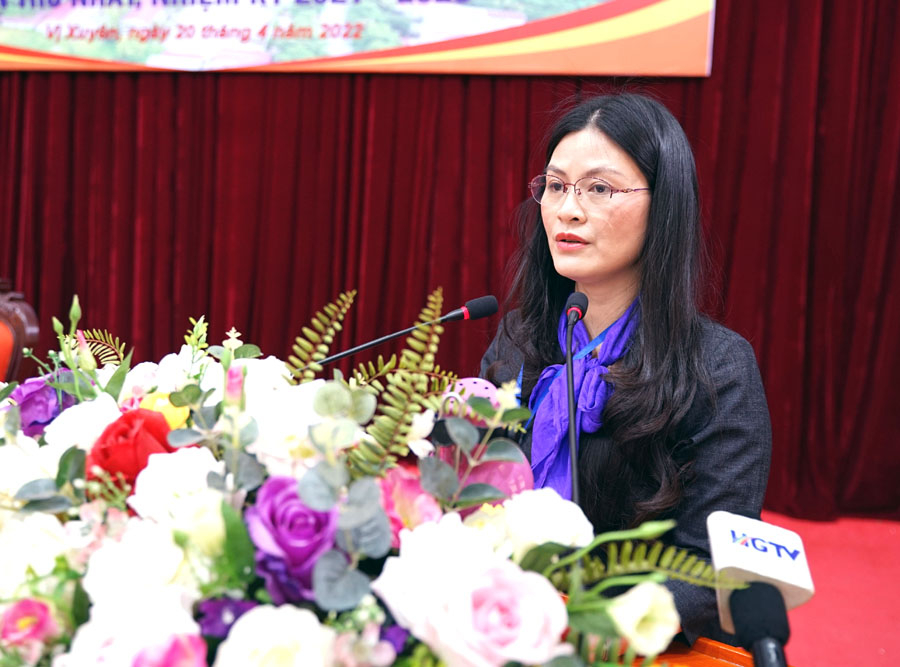 Bí thư Huyện ủy, Chủ tịch HĐND huyện Mèo Vạc Vương Ngọc Hà phát biểu tại hội nghị.
