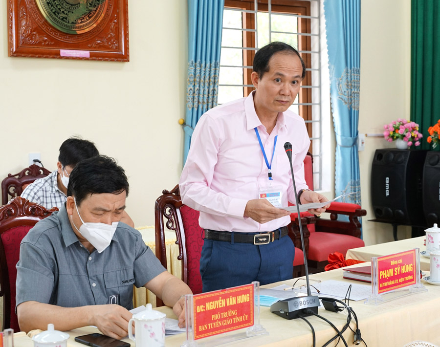 Lãnh đạo trường Chính trị tỉnh báo cáo tình hình hoạt động của nhà trường trong thời gian qua tại buổi làm việc.
