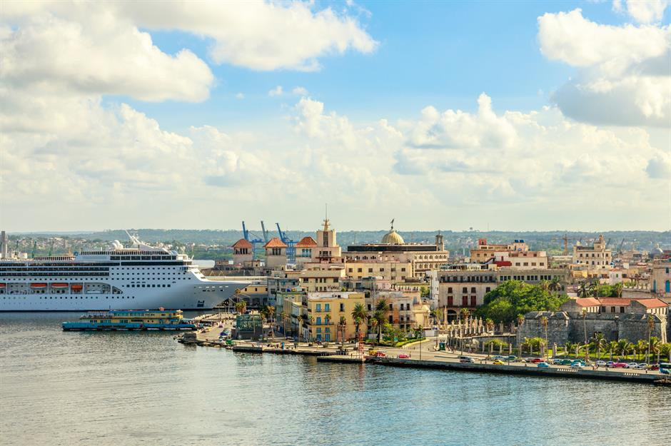 7. Cảng Havana, Cuba: Cảng Havana và nhà ga du lịch tại cảng nằm ở rìa phía đông của thành phố, trong khi Old Havana gần như nằm ngay trước cửa nhà ga du lịch. Từ đó, hành khách có thể đi bộ đến Plaza San Francisco, một trong bốn quảng trường chính của Old Havana, xa hơn về phía nam là đại lộ Malecón bên bờ biển. Bạn cũng có thể đi bộ đến công viên trung tâm của thành phố, hoặc bằng một chiếc taxi cổ điển. Cảng Havana có kết nối với các tuyến du thuyền bao gồm Viking, Marella, Variety và Royal Caribbean... 