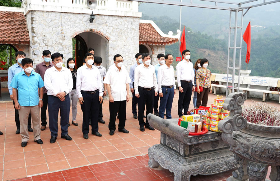 Đoàn khảo sát BCĐ 35 Học viện Chính trị Quốc gia Hồ Chí Minh cùng các đồng chí lãnh đạo tỉnh dâng hương tại Đền thờ các AHLS trên điểm cao 468, xã Thanh Thủy, huyện Vị Xuyên.
