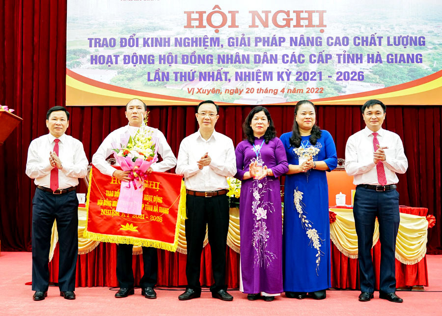 Các đồng chí Thường trực HĐND tỉnh chứng kiến bàn giao nhiệm vụ đăng cai tổ chức Hội nghị trao đổi kinh nghiệm lần thứ Hai cho huyện Mèo Vạc.
